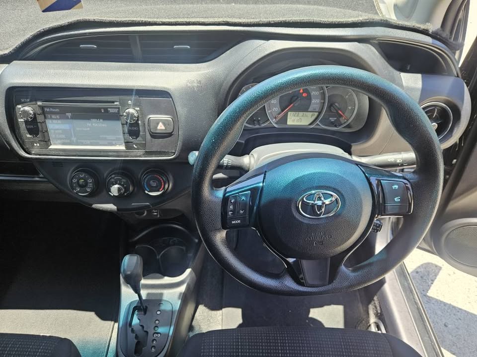 2017 Auto Toyota Yaris with low kms and easy finance 10.jpg